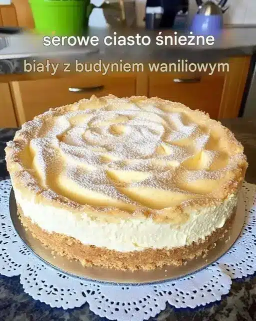 Fetta di cheesecake soffice servita con una fragola fresca su un piattino