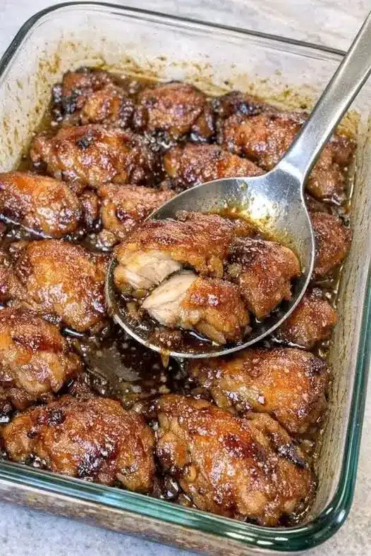 Dettaglio del pollo glassato servito con contorno di patate arrosto e rosmarino fresco