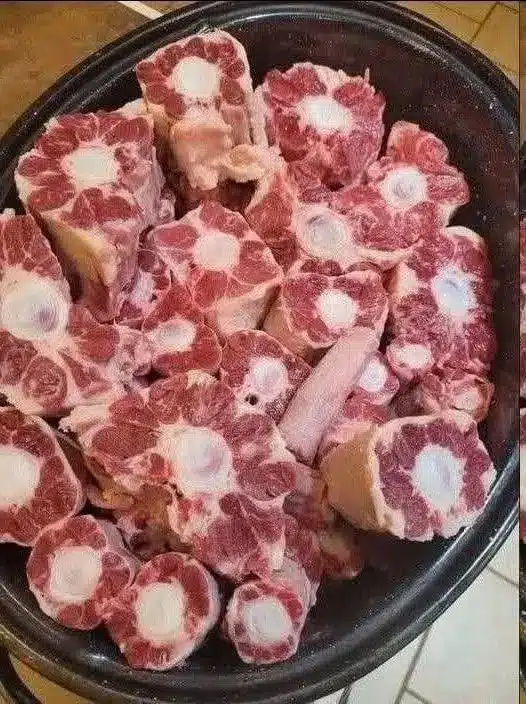 Fette di arrosto di manzo alle erbe servite su un piatto con salsa e patate arrosto