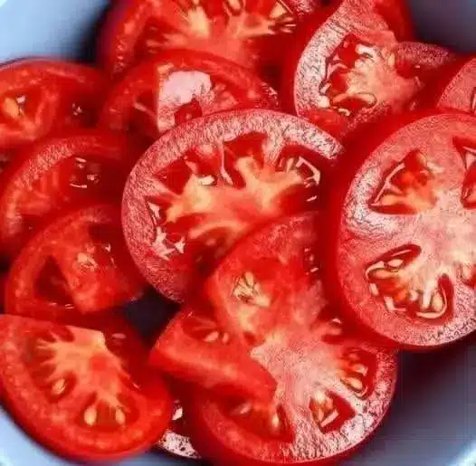 Insalata di pomodori condita servita in una ciotola di ceramica azzurra