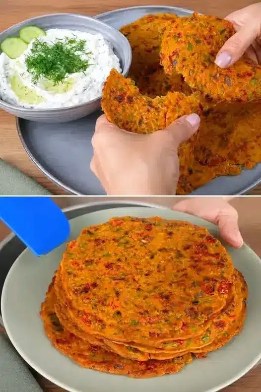 Pancake salati serviti su un piatto con una guarnizione di crema di yogurt e erbe fresche