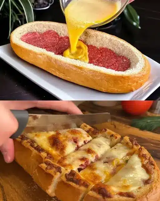 Fette di pane farcito con salame e formaggio appena sfornate su un tagliere di legno