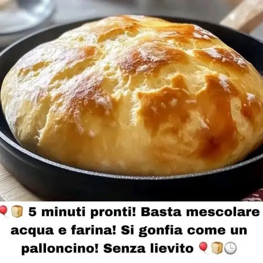 Pane in padella appena cotto servito con erbe aromatiche