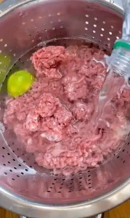 Carne macinata che rosola perfettamente in padella raggiungendo la corretta temperatura