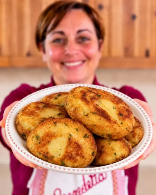 Crocchette di patate dorate e croccanti pronte per essere servite