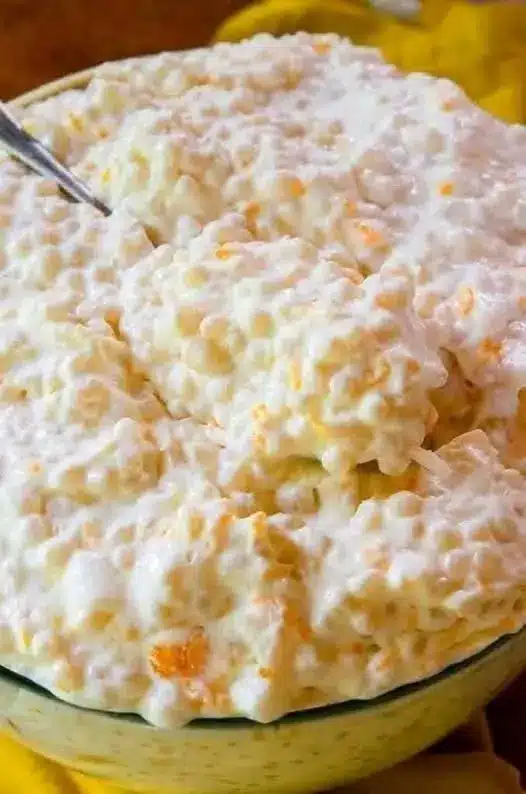 Primo piano di insalata di patate con salsa densa e prezzemolo