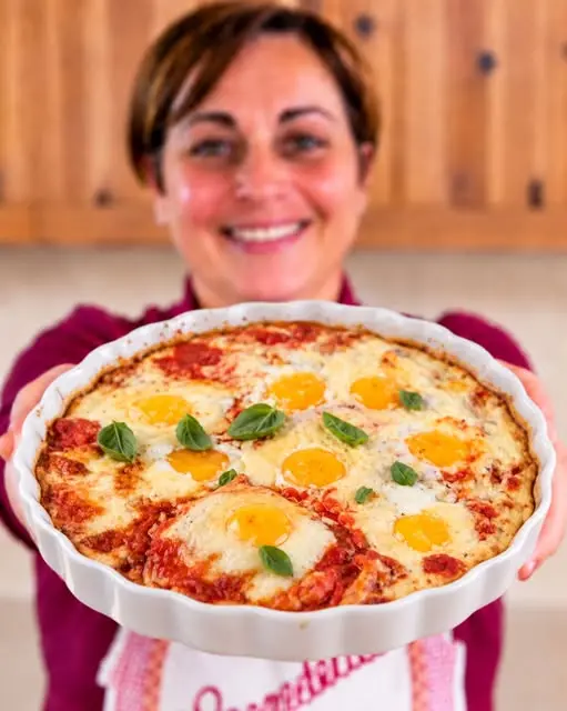 Uova alla contadina servite con fette di pane tostato su una tavola rustica