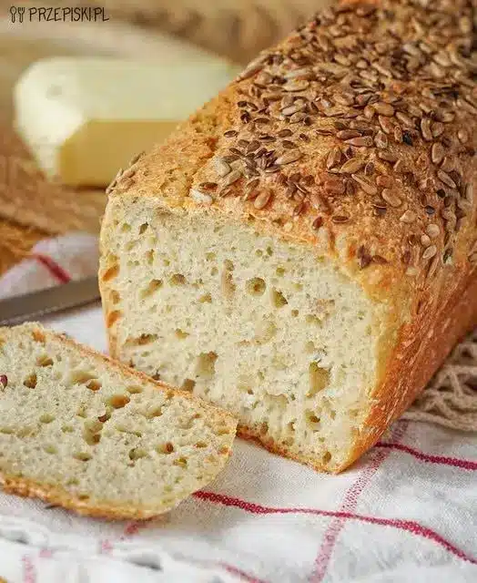 Pane appena sfornato tagliato a fette che mostra una mollica alveolata e soffice