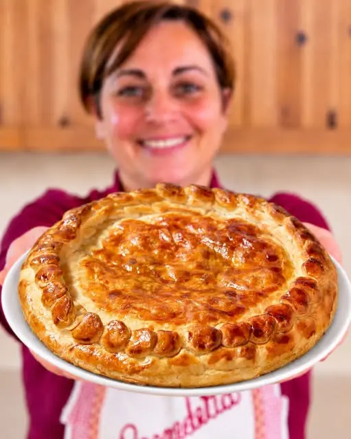 Dettaglio del ripieno filante di una pizza rustica appena tagliata