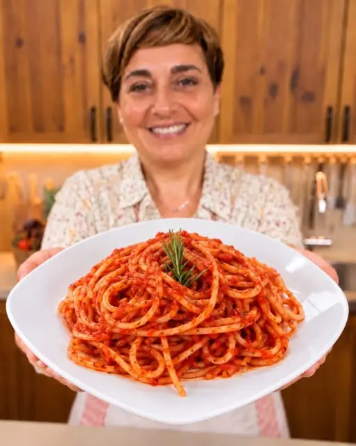 Pomodori arrosto pronti serviti in una ciotola con olio e basilico