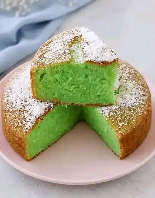 Torta alla menta intera decorata con zucchero a velo e foglie di menta fresca