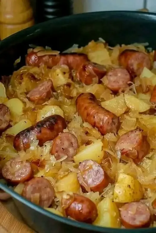 Dettaglio ravvicinato di patate croccanti e salsiccia ben cotta
