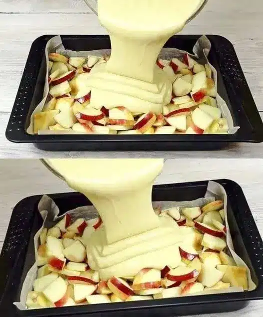 Torta di mele intera dorata in una tortiera classica
