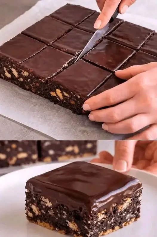 Fetta di torta fredda cioccolato e biscotti con decorazione di zucchero a velo